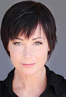 How tall is Kim Rhodes?